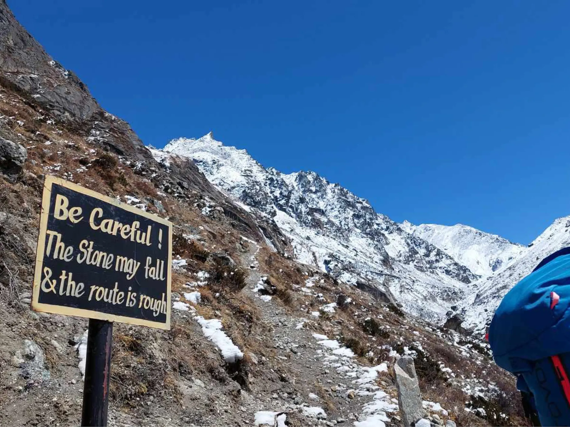 tabla z napisom "be careful! the stone may fall & the route is rough"
